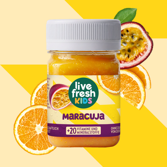 LiveFresh Kids Maracuja im Glas vor gelbem Hintergrund mit Passionsfrucht und Orangenscheiben. Auf dem Etikett steht "live fresh KIDS". "MARACUJA" und "+20 VITAMINE UND MINERALSTOFFE".