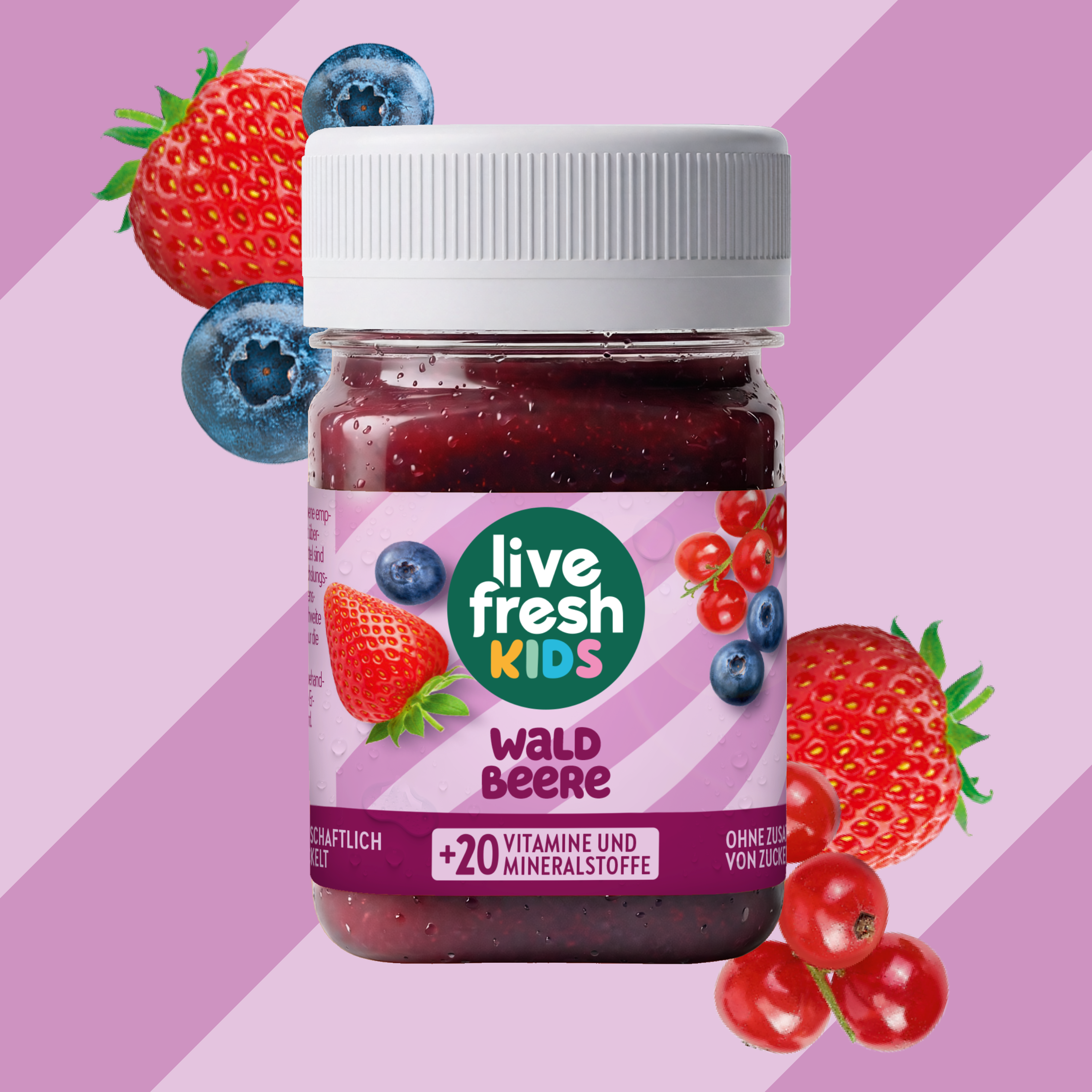LiveFresh Kids Waldbeere im Glas vor lilafarbenem Hintergrund mit Erdbeeren. Heidelbeeren und roten Beeren. Auf dem Etikett steht "live fresh KIDS". "WALD BEERE" und "+20 VITAMINE UND MINERALSTOFFE".